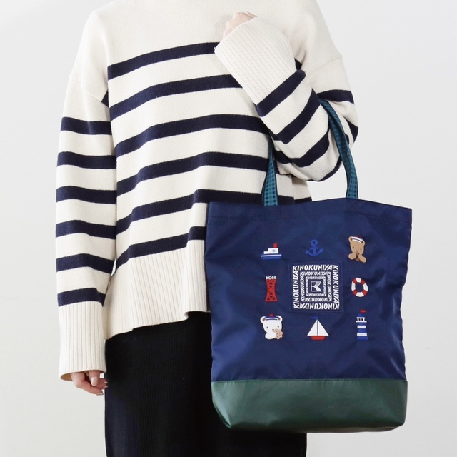 【familiar×紀ノ国屋　トートバッグ】ナイロン素材なのでとっても軽い！持ち手は肩にもかけられる長さです