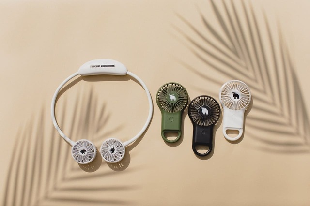 【宝島社】『moz OUTDOOR 首掛け扇風機 BOOK WHITE ver.』価格：3,388円（税込）と『moz OUTDOOR カラビナ付きハンディファン BOOK』全3色　各価格：2,519円（税込）※セブン‐イレブン、セブンネットショッピングで販売中