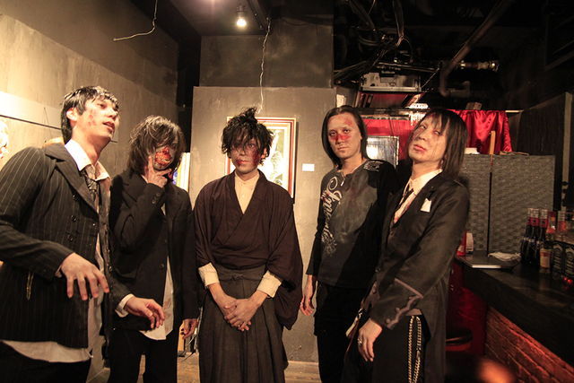 イケメンゾンビたち。年代も服装もいろいろ。 