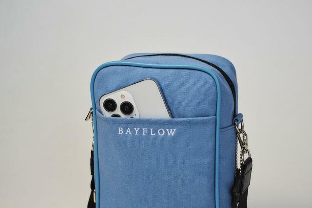 【BAYFLOWショルダーバッグ（ブルー）】スマホが入るフロントポケット