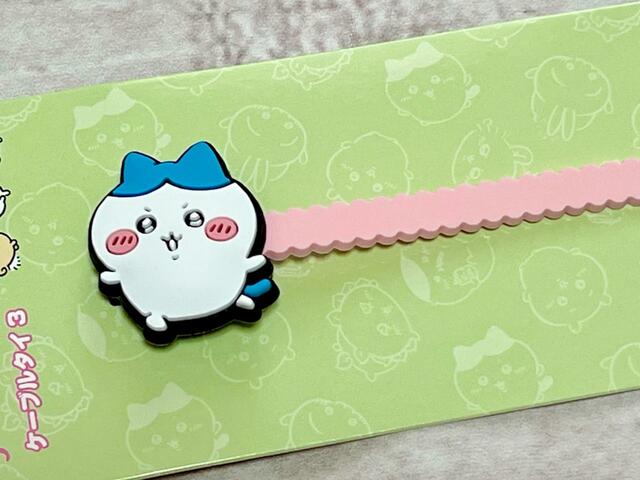 ハチワレはピンクのケーブルタイです