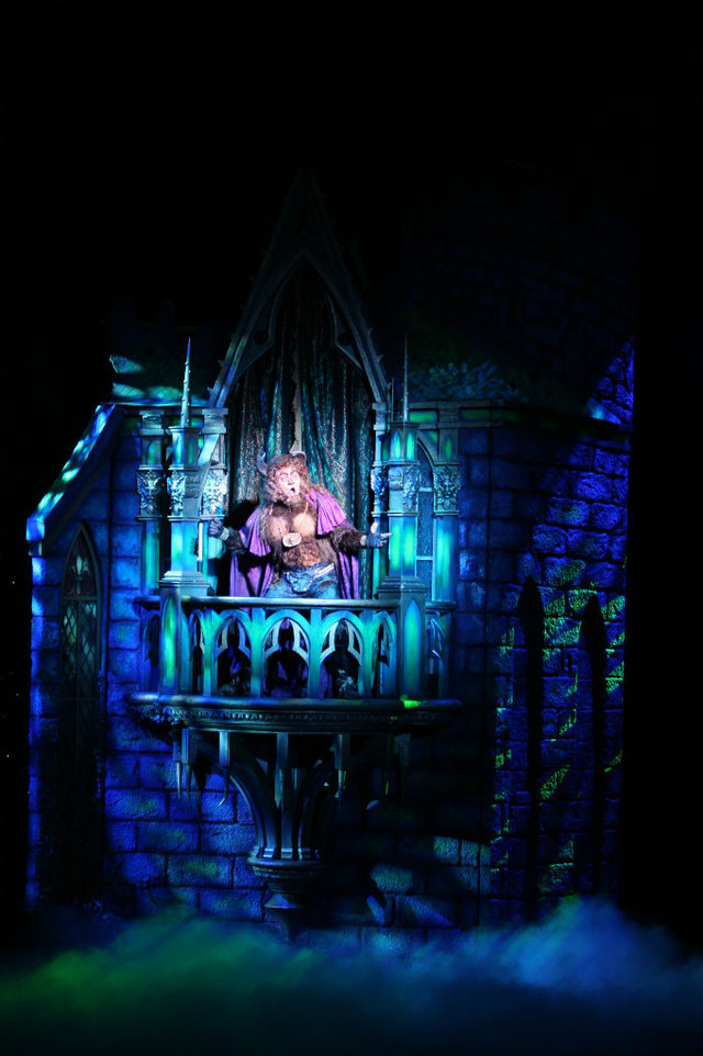 「愛せぬならば」は舞台版オリジナルナンバー。ビーストの悲痛な思いが込められている。©Disney / 劇団四季