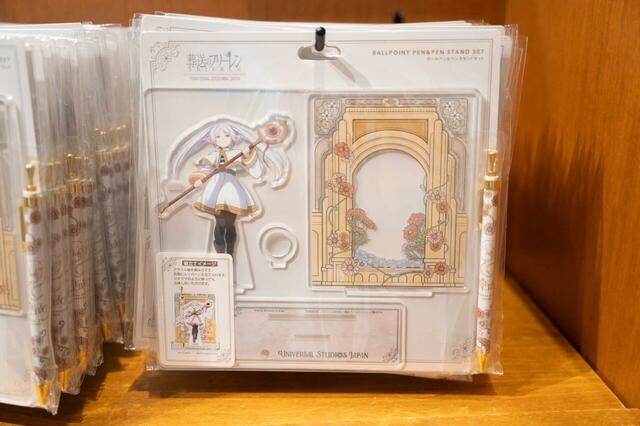ボールペン付きアクリルペンスタンド 2,900円｜ユニバーサル・スタジオ・ジャパン「葬送のフリーレン」コラボグッズ