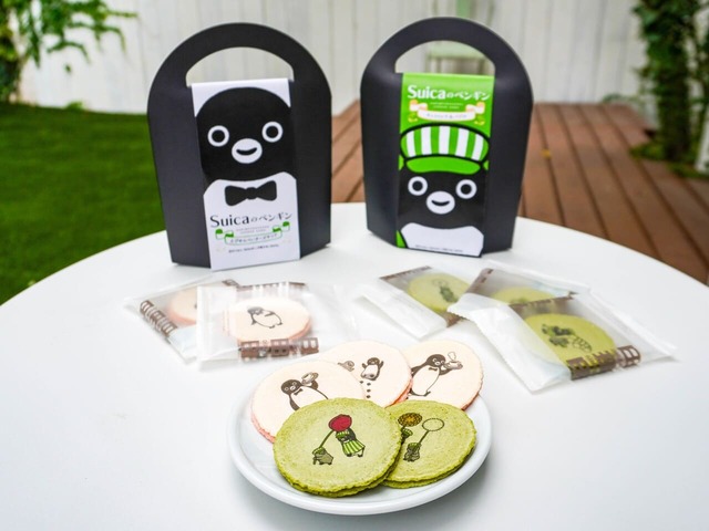 【Penstaエキュート大宮 ノース店】Suicaのペンギンえびせんべいチーズサンド（左）Suicaのペンギンモッツァレラ＆バジルサンド（右）各864円