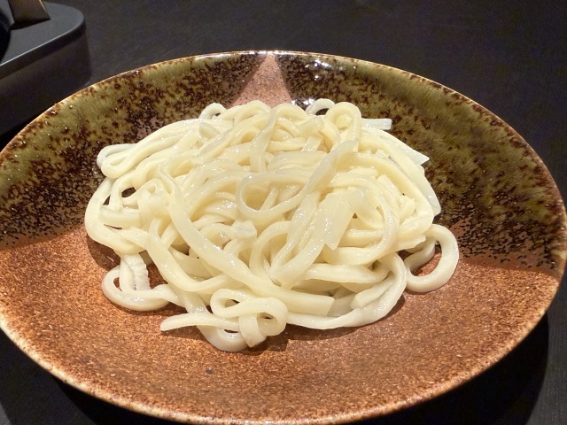 シメは群馬名物水沢うどんを味の染み込んだ鍋スープで煮込みます