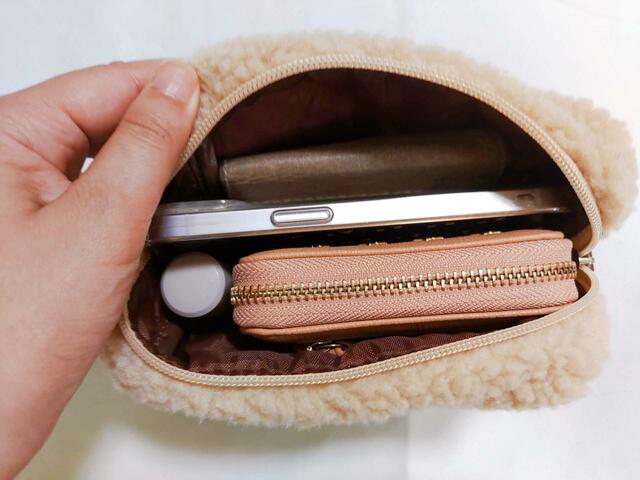 ミニ財布をいれて、コンビニ用のミニバッグとしても【SPRiNG(スプリング)2023年11月号付録：MOOMIN リトルミイの刺しゅうがかわいいボアポーチ】