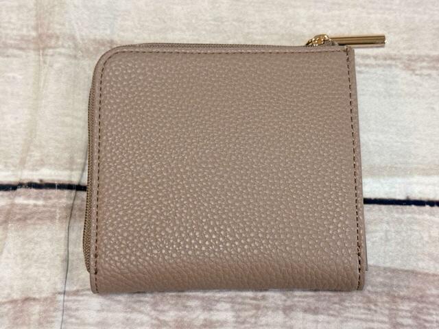 バックは装飾がないシンプルなデザイン