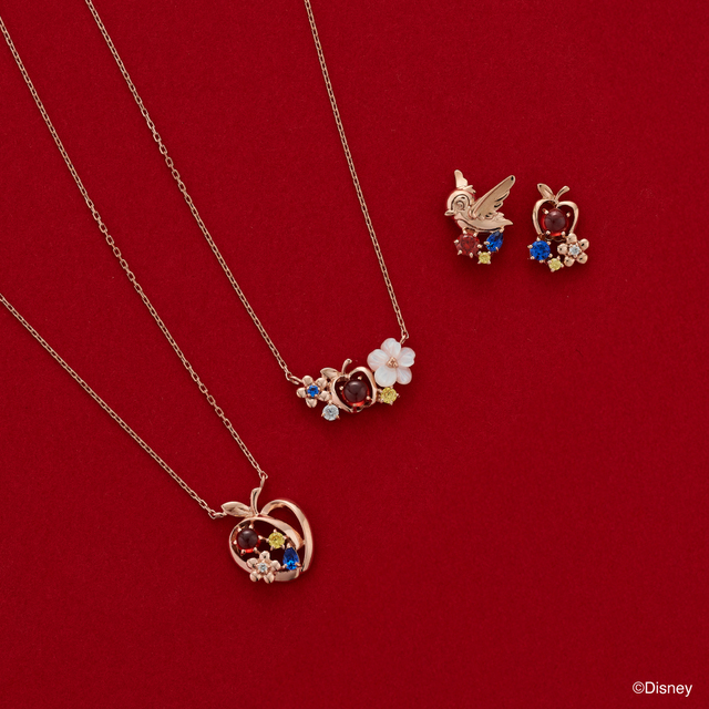 ネックレス ¥19,800、ネックレス ¥22,000、ピアス ¥24,200｜サマンサティアラ ディズニー・アニメーション映画『白雪姫』コレクション