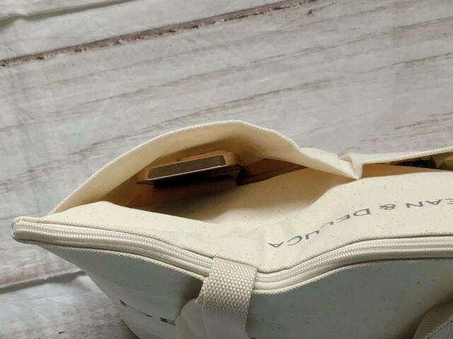 外付けポケットにはスマホやモバイルバッテリー、イヤホンなどのすぐ取り出したいモノを入れるのがおすすめ