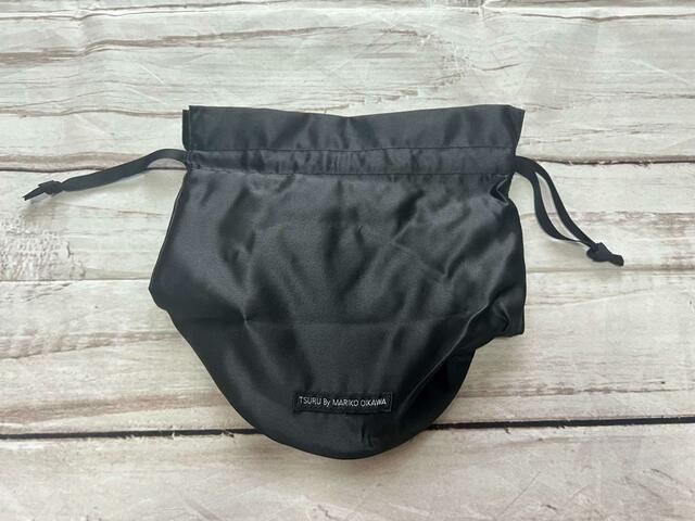 背面はシンプルな無地【TSURU By MARIKO OIKAWAの自立型ミニバッグ】