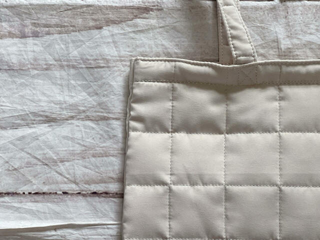 カラーはホワイトとチャコールの2色展開。今回はホワイトをチョイス