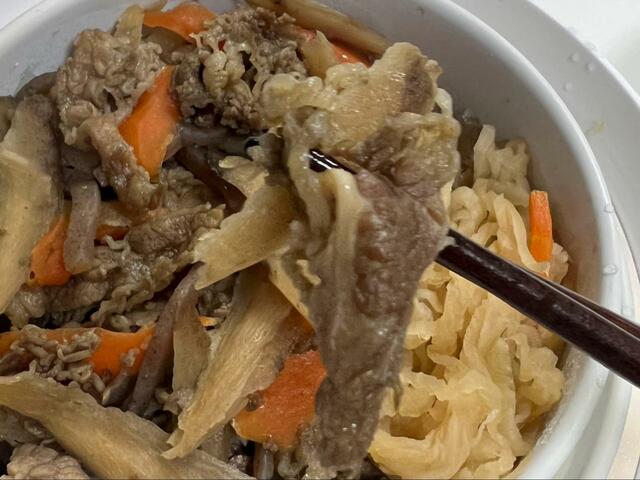 【サンコー 炊き立て丼 ７プレミアム 切干し大根煮 ７プレミアム 牛肉ごぼう】温まりにくそうなごぼうもしっかり温まった