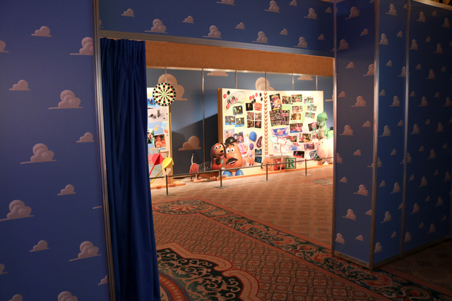 カーテンの向こう側は、もうおもちゃの世界。©Disney / Pixar