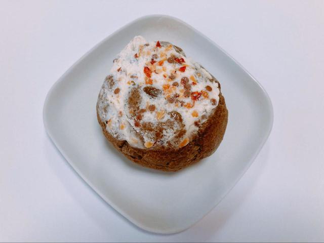 【ローソン　おぼれクリームのシュー(ホイップ＆チョコ)】表面にはアーモンドがたっぷり