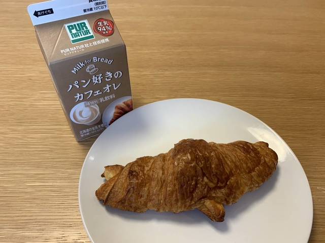 パン好きのカフェオレ(左)　クロワッサン(右)