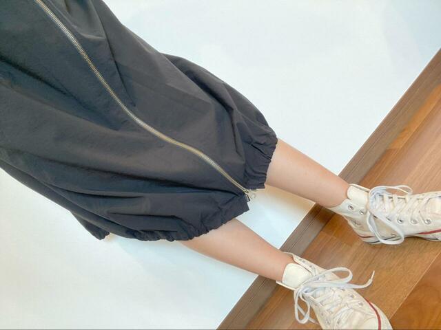 【GU フロントジップバブルヘムワンピース】足首が隠れるハイカット系のブーツやスニーカーと合わせると、全体のバランスが取りやすかったです♪