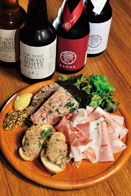 ギャツビー（恵比寿）　前菜盛り合わせ 5種　1人前750円（税別。写真は2人前）　奄美大島産あかりん豚のパテやリエット、イタリア産プロシュートなど多彩な味わいが楽しめる。