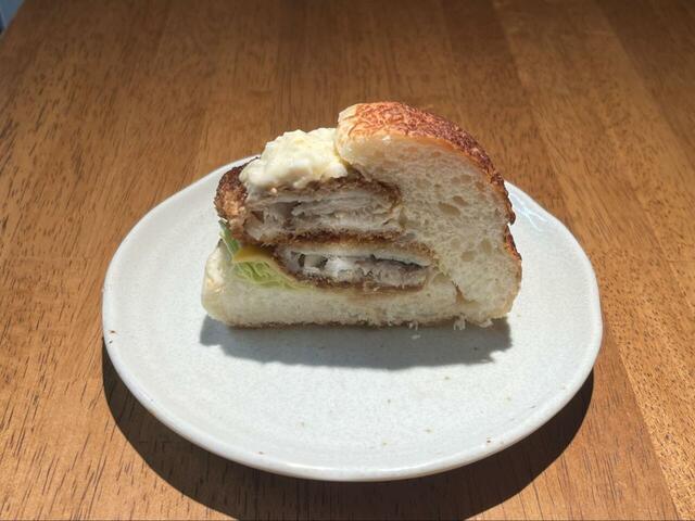 【ヤオコー タルタルフィッシュバーガー】断面のインパクトが一番あり、魚の旨みをしっかり感じます