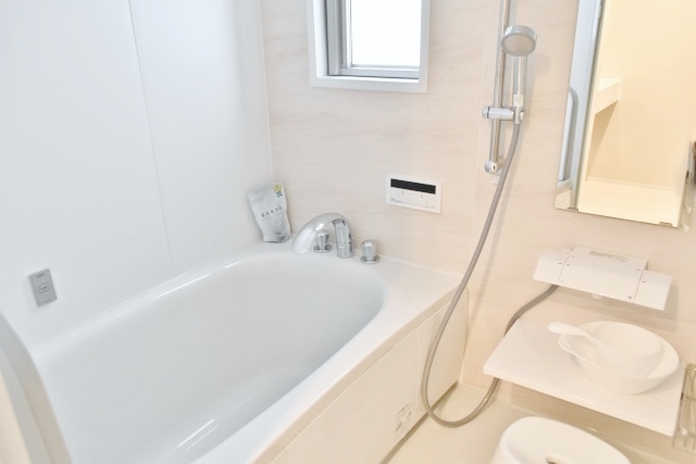 広々した浴槽で足を伸ばしてゆったり入浴できる