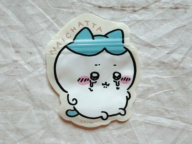 泣いているハチワレ。口の下のシワやギュッと握ったおててがたまりません…！