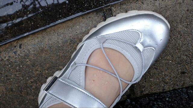 【GLOBAL WORK エアかるクッションコードスニーカー】表面に撥水加工が施されていますが甲部分は開いているデザインのため、強い雨の日には注意が必要