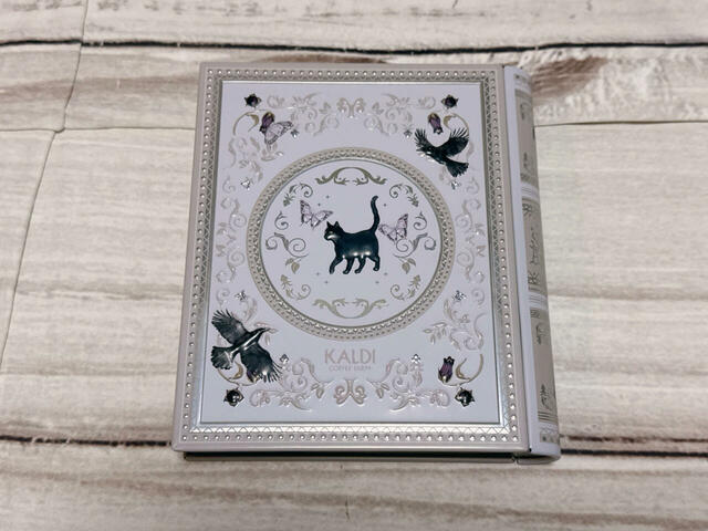 【カルディ 魔法使いの弟子のための魔法辞書】背面ももちろんおしゃれ♪