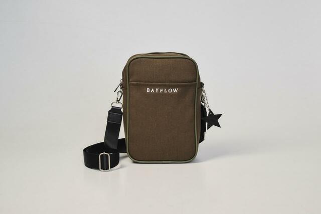 【BAYFLOWショルダーバッグ（カーキ）】『BAYFLOW ペットボトルがタテに入る! LOGO SHOULDER BAG BOOK KHAKI』