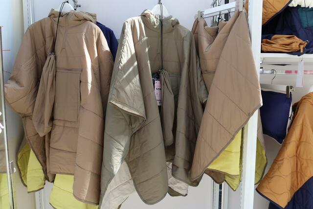 ワークマン2023秋冬展示会/レディースディアテックスマルチウォームポンチョ　大きなポケット付き