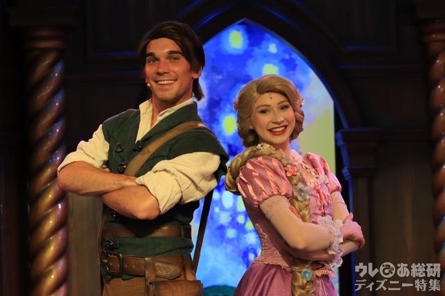 カリフォルニア ディズニーランド・リゾート内で公演されている「ロイヤルシアター」でのラプンツェルとフリン