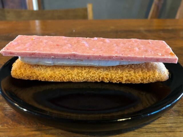 【ファミリーマート　つぶつぶいちごサンド】ピンクと白ときつね色のコントラストが可愛い