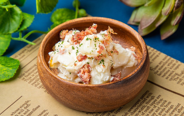 スモークチーズとベーコンの燻製ポテトサラダ