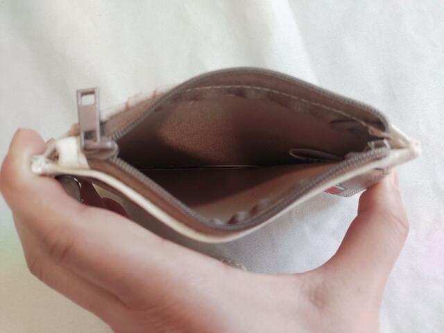 両端を押すと、大きく開く