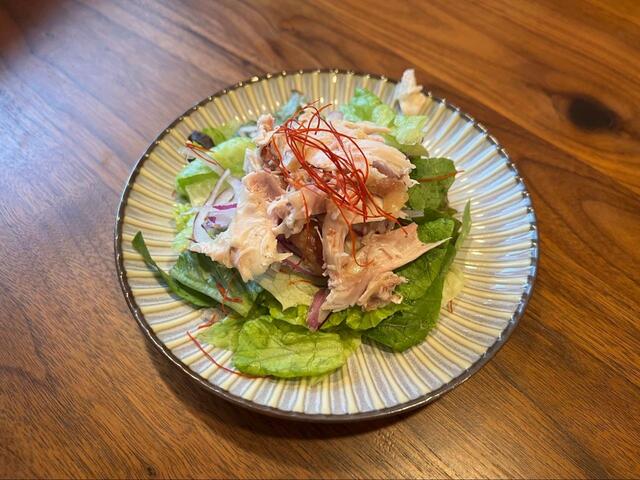 【ロティサリーチキン】余った鶏肉はサラダにのせてもおいしい