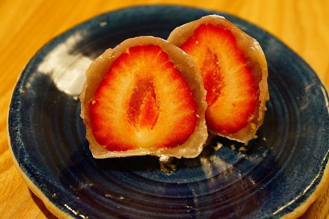 おおきなあまおうが入り、さっぱりとしたこしあんが少し、お餅も薄めで苺の美味しさが引き立ついちご大福。　鈴懸　いちご大福　324円