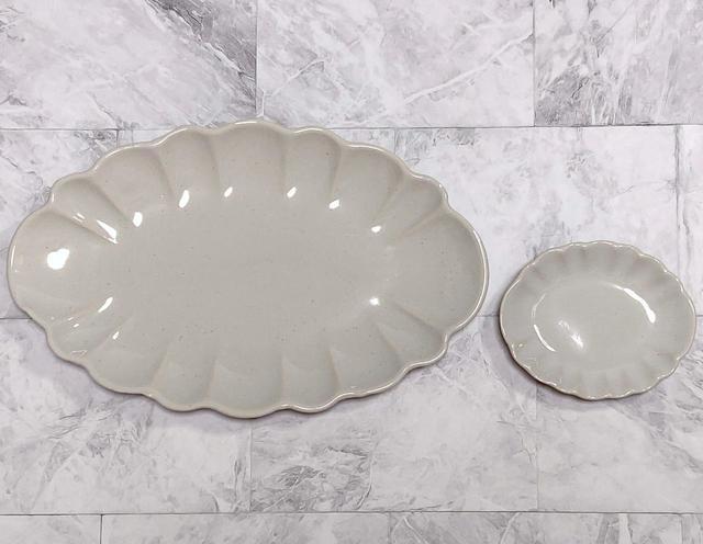 【ナチュラルキッチン】楕円皿　菊ホワイト／税込550円・豆皿　菊ホワイト／税込110円