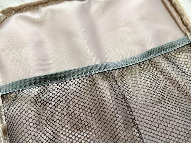 【Disney100 蒸気船ウィリー マルチに使えるポーチBOOK】メッシュポケットの口はゴムなので、出し入れがしやすいのもGood！