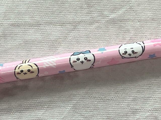 チョークはなんとペンシル型!転んで泣いてしまっているちいかわがなんとも不憫かわいい…!