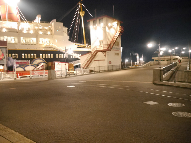 SSコロンビア号前のホレイショースクエア。©Disney