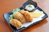 牡蠣のだいやす（京都・錦市場） かきフライ（626円） 小ぶりでもしっかりとした味わいの麻生の浦の牡蠣。優しく衣をつけて軽い仕上がりに。