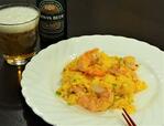 タマゴとエビにしっかり塩コショウで味付けをしておくと、ビールが進む一品に