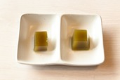左が「小形羊羹 新緑」、右が「水羊羹 抹茶」