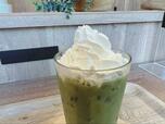 【モスバーガー＆カフェ アイス抹茶ラテ】スイーツとの組み合わせにもおすすめ