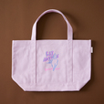 「大人可愛いラベンダー色のオリジナルバッグ」＜価格：10,000円（税込）＞【【Afternoon Tea】大人かわいいトートに人気紅茶が詰まった福袋「ニューイヤーズバッグ2025」予約スタート！】