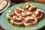 「トマトとモッツァレラチーズのブルスケッタ」＜期間：2026年1月10日～3月31日＞【【予約受付中】イタリアの味わいを苺とともに♪京王プラザホテル八王子の「心躍るイタリアの美食×ストロベリースイーツ」】