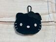 ブラックカラーが珍しい、キティちゃんのお顔ダイカットポーチチャーム！