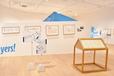 スヌーピーの小屋をイメージした形の展示台