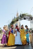「ディズニー・ハロウィーン」一般ゲストのディズニー仮装 ジャスミン、ベル、アリエル、白雪姫、ラプンツェル