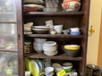 【ニトリ トトノシリーズ使用前】大量の食器を無造作に重ねて収納している有様でした…