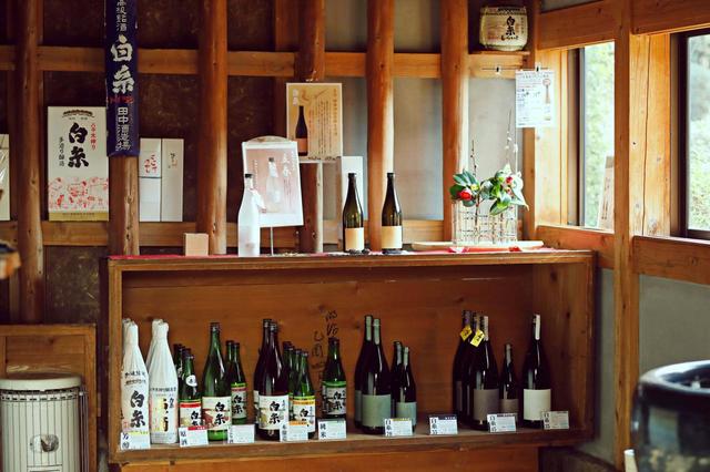 蔵の外に併設されたショップには人気銘柄『白糸』の多様なラインナップが並ぶ。撮影／鈴木規仁