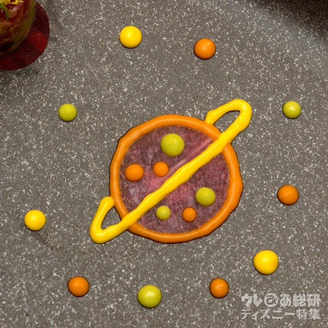 「エンパイア・グリル」“ピクサー・プレイタイム”エンパイアディナー:マグロとアボカドのタルタル レフォール風味のサワークリームを添えて|ディズニーアンバサダーホテル